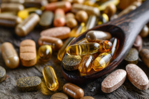 La industria alimenticia utiliza una amplia variedad de aditivos, vitaminas y minerales para enriquecer y preservar los alimentos. Estos ingredientes pasan por diferentes procesos de extracción, síntesis y purificación antes de ser incorporados a los productos finales. A continuación, se detalla el tratamiento de algunas de las materias primas más comunes.