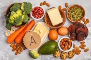 La Vitamina A es un nutriente esencial en la alimentación humana, pero también juega un papel clave en la industria de alimentos, ya sea como fortificante, conservante o potenciador de propiedades nutricionales. En este artículo, exploraremos sus usos, formas químicas (como palmitato y acetato) y beneficios en productos procesados.