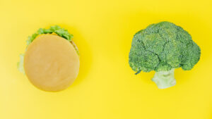 Los alimentos veganos procesados han evolucionado para ofrecer nutrición completa, gracias a la fortificación con vitaminas y minerales clave. Aquí exploramos productos innovadores que incorporan estos ingredientes funcionales.