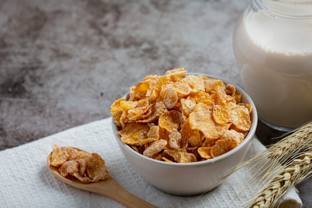 En la industria alimentaria, la fortificación de harinas y cereales con vitaminas esenciales es una práctica fundamental para garantizar la salud pública.