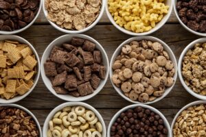 En la industria alimentaria, la fortificación de harinas y cereales con vitaminas esenciales es una práctica fundamental para garantizar la salud pública. Entre estos nutrientes, la tiamina (vitamina B1) destaca por su papel crítico en el metabolismo energético y la prevención de enfermedades carenciales. Pero, ¿por qué es especialmente importante en productos de consumo masivo como harinas y cereales?